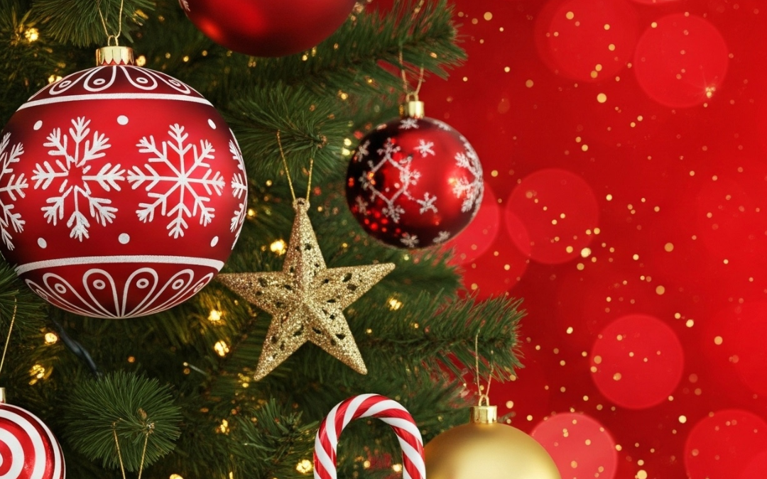 Christmas tree with red and gold baubles, glitter stars and a candy cane, with the text "#ShareYourWarmth"